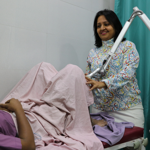 Dr. Nandita Dubey examining patient in Kharghar Navi Mumbai at Yuvani Clinic